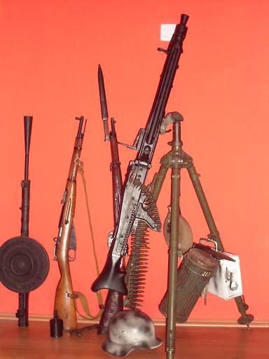 MG42-es légvédelmi állványon és más vasak