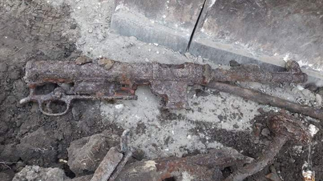 Exklúzív képriport: fegyverlerakat az óvoda udvarán