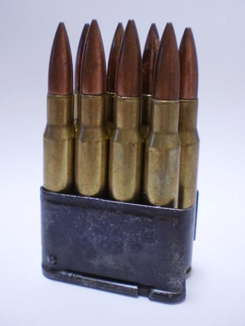 M1 Garand lőszerek töltőkeretben