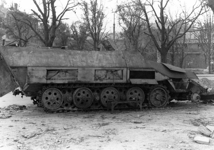 Budapest 1945,Vérmező Sd.kfz.251 roncsa,háttérben a Déli pályaudvar