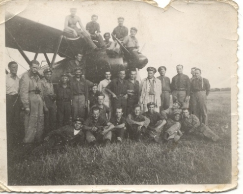 A M. Kir légierő katonái FIAT CR-42 előtt