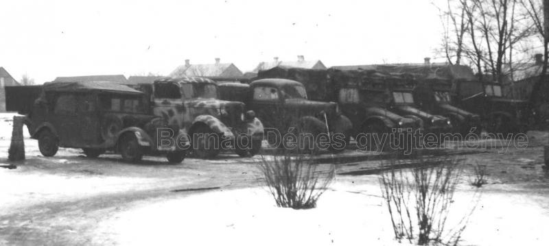 Szemely- es teherauto sor Pinskben, 1944 januarjaban Szemely- es teherauto sor Pinskben, 1944 januarjaban