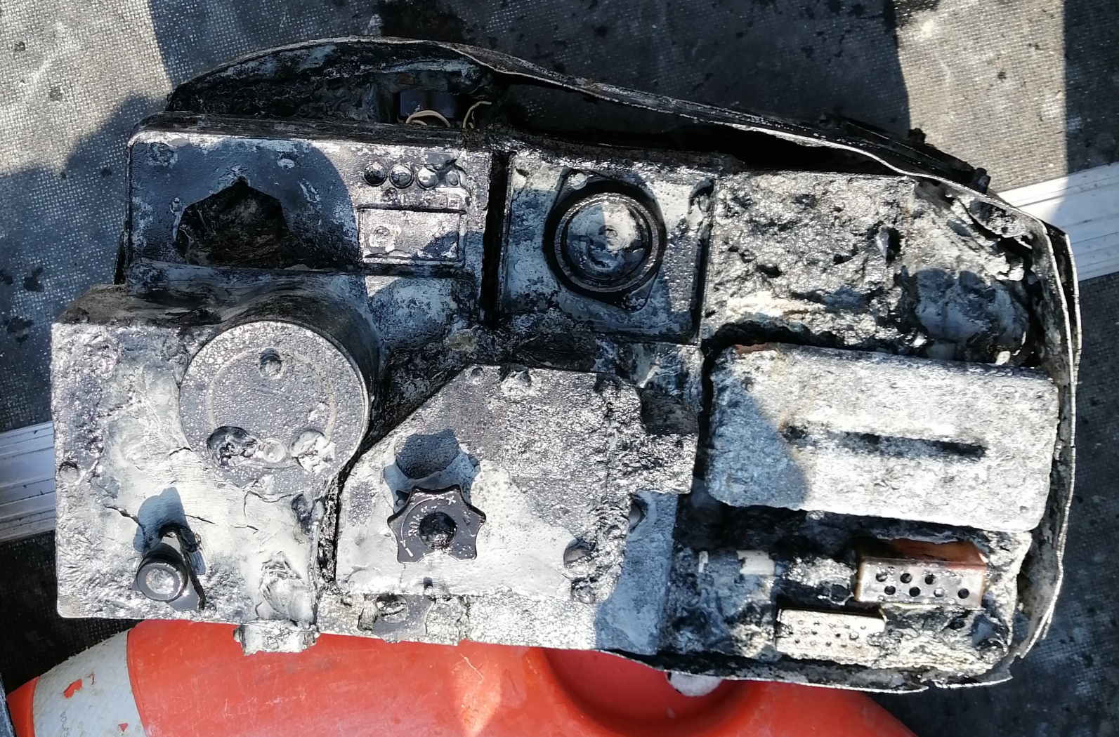 A Balatonból előkerült Messerschmitt vadászgép FuG16z URH adó-vevője - Magó Károly engedélyével A Balatonból előkerült Messerschmitt vadászgép FuG16z URH adó-vevője - Magó Károly engedélyével